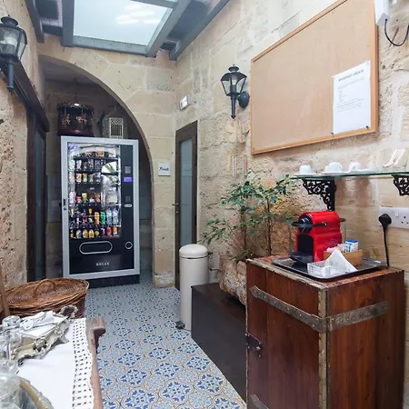 The Burrow Guest House 2*