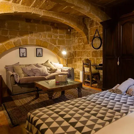 The Burrow Guest House 2*