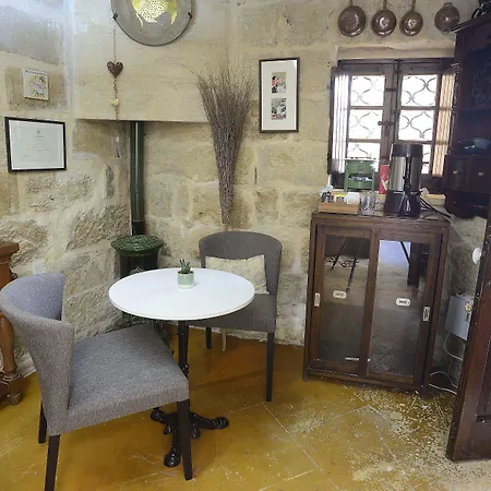 The Burrow בית הארחה