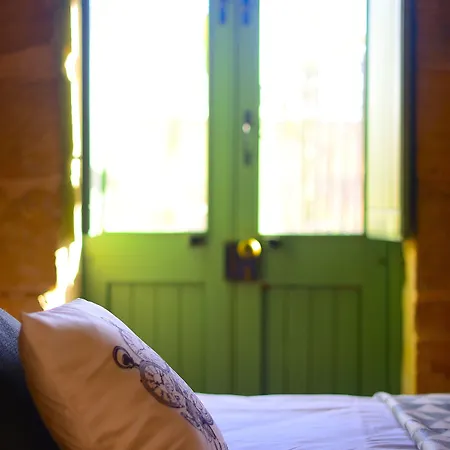 The Burrow בית הארחה 2*