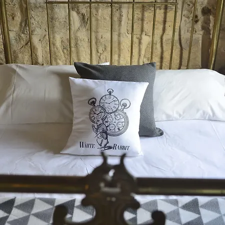 The Burrow בית הארחה