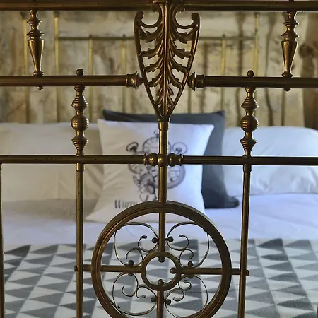 The Burrow בית הארחה