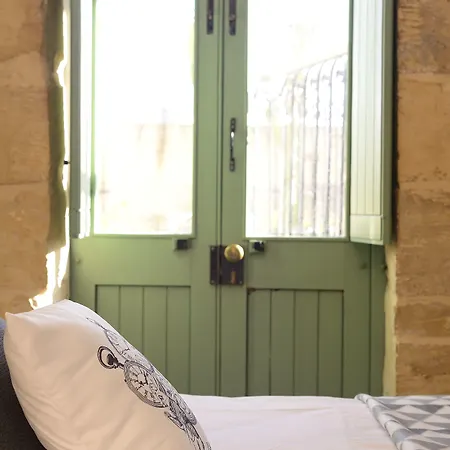 The Burrow בית הארחה