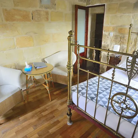 The Burrow בית הארחה