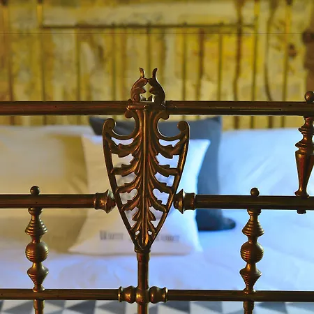 The Burrow בית הארחה