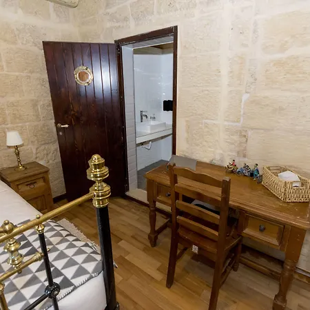 The Burrow בית הארחה Tarxien