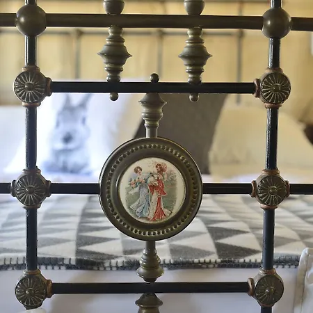 The Burrow בית הארחה 2*