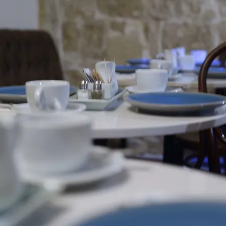 The Burrow בית הארחה