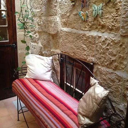 The Burrow בית הארחה