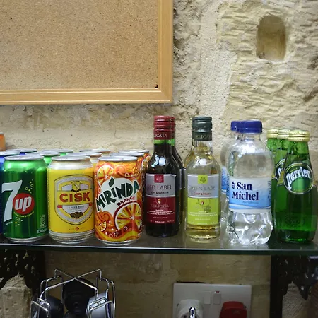 The Burrow בית הארחה