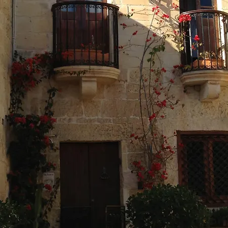 The Burrow בית הארחה 2*