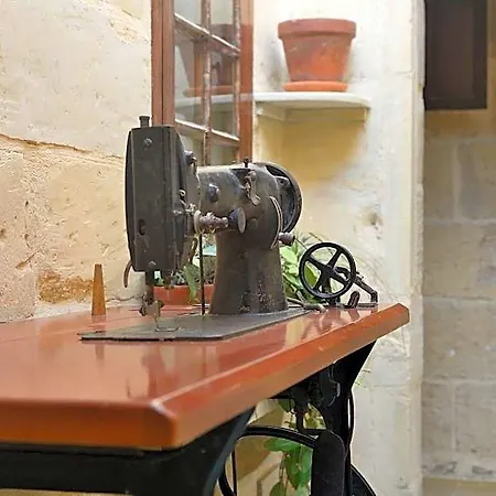 The Burrow Guest House 3*