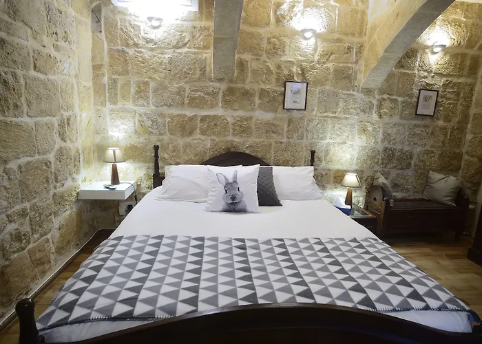 The Burrow Guest House 2*