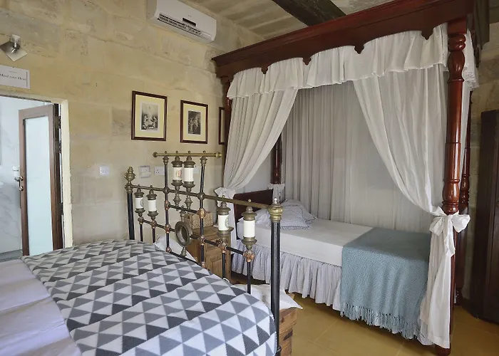 The Burrow Guest House 2*