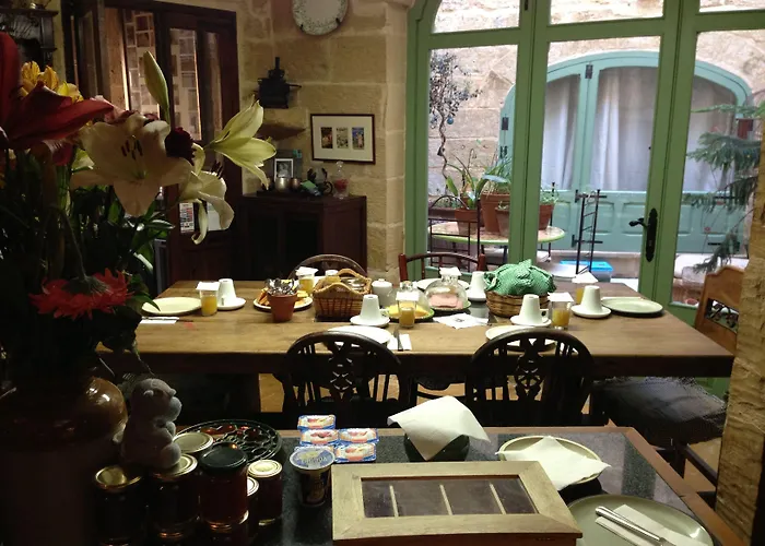 The Burrow Guest House 2*