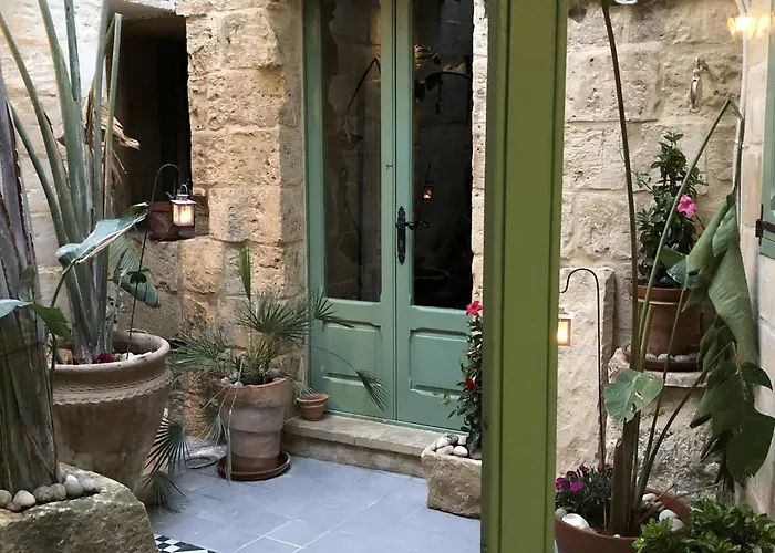 The Burrow Guest House 2*